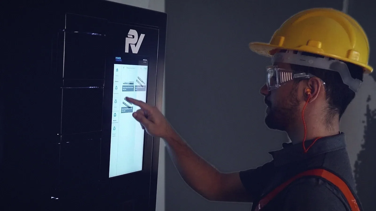 Operador toca a tela da máquina para se identificar
