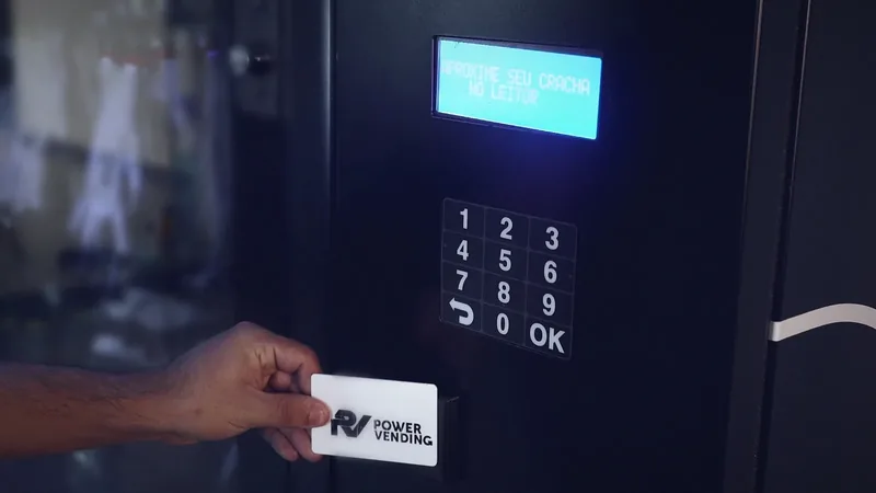 Crachá RFID aproximado do leitor da máquina