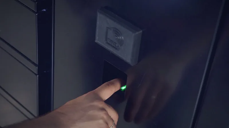 Dedo no leitor de biometria digital da máquina